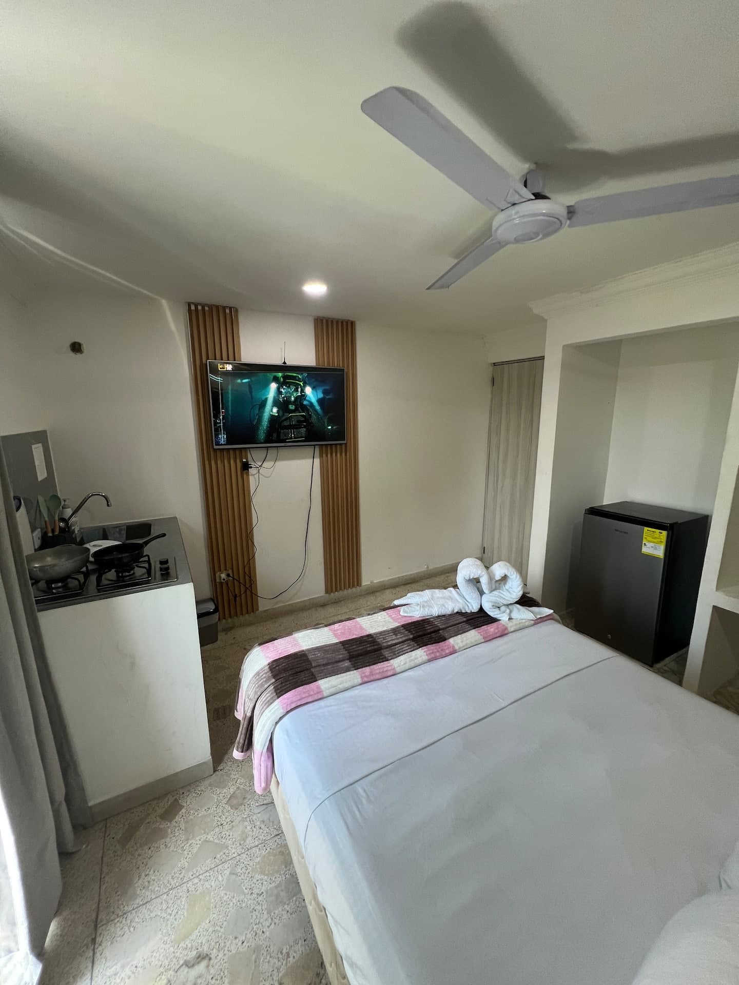Habitación con cama doble, cocineta y minibar
